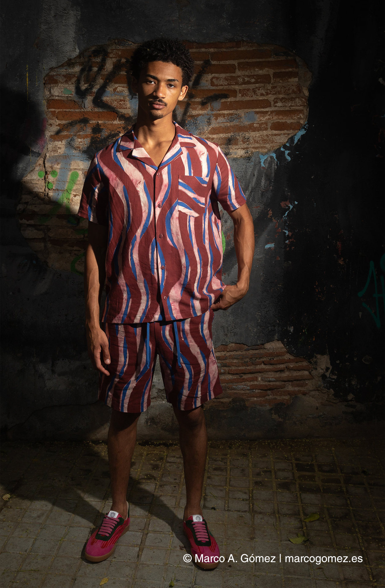 Proyecto integral Dirección de arte y fotografía de moda urbana exterior para el conjunto estampado del proyecto Dakart por Marco A. Gómez.