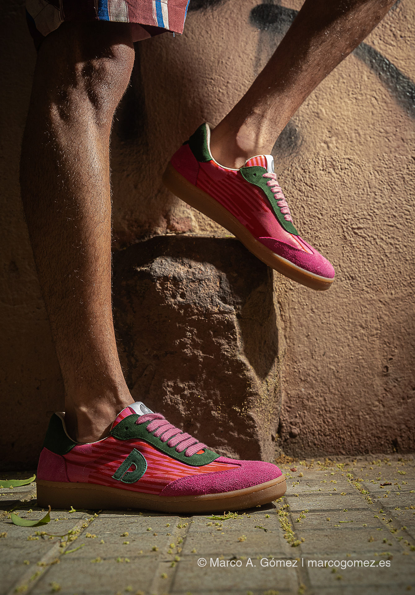 Proyecto integral Primer plano de zapatillas personalizadas y diseño de calzado para la colección Dakart de Marco A. Gómez.