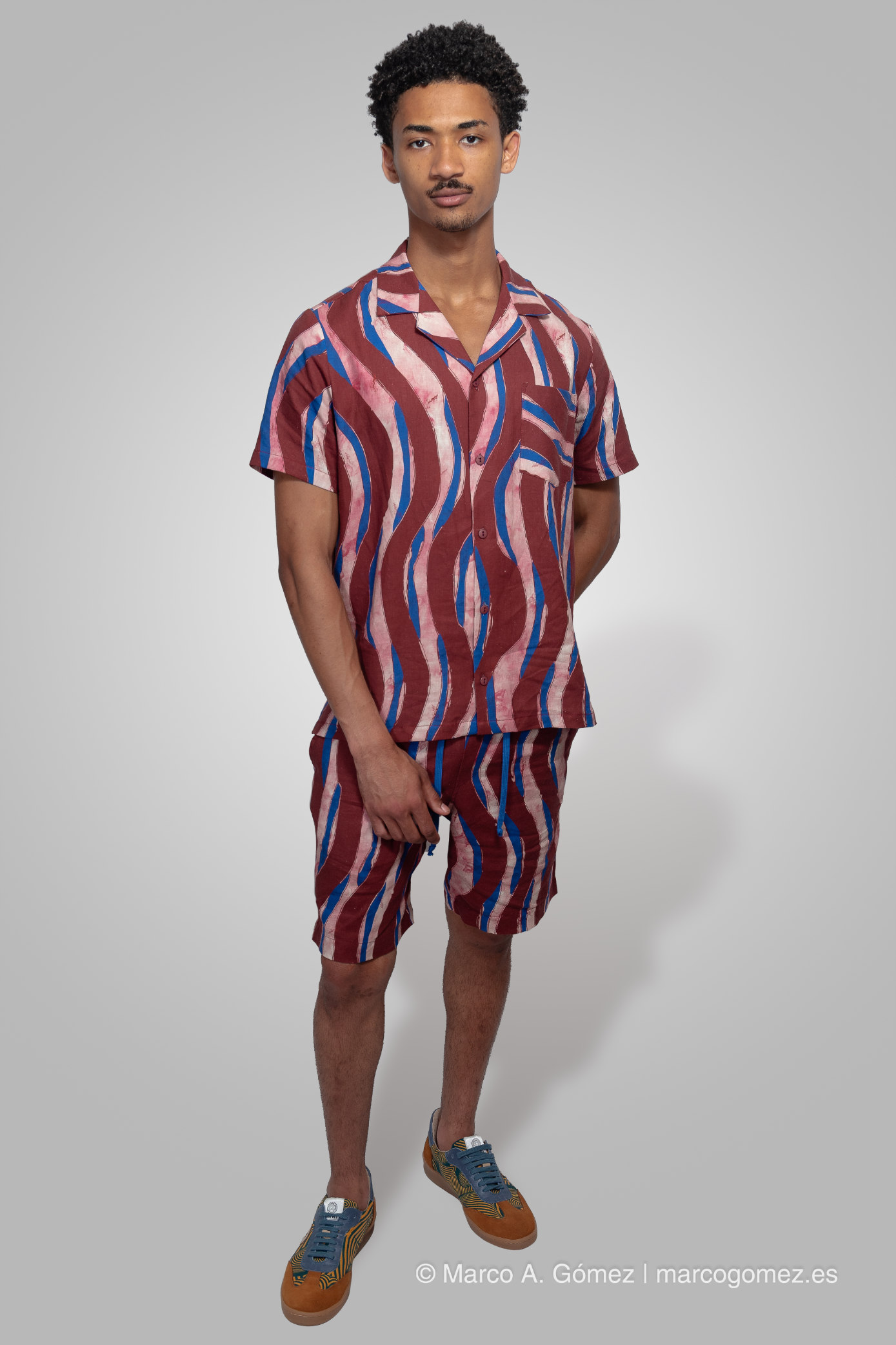 Proyecto integral Fotografía de estudio de modelo con conjunto textil borgoña y azul y calzado a juego para la marca Dakart.