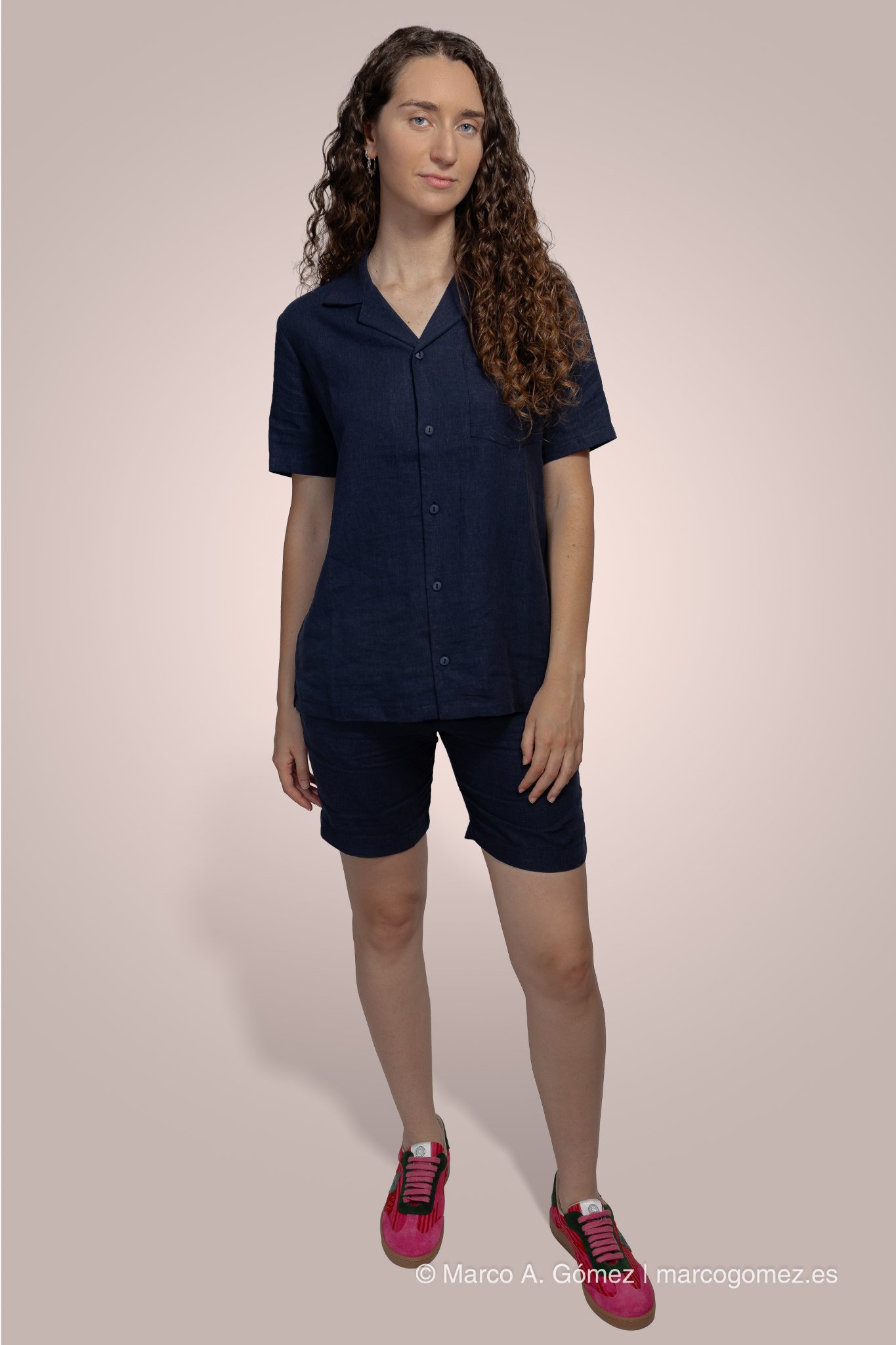 Proyecto integral Modelo femenina con conjunto de lino azul marino y zapatillas de la marca en estudio para Dakart.