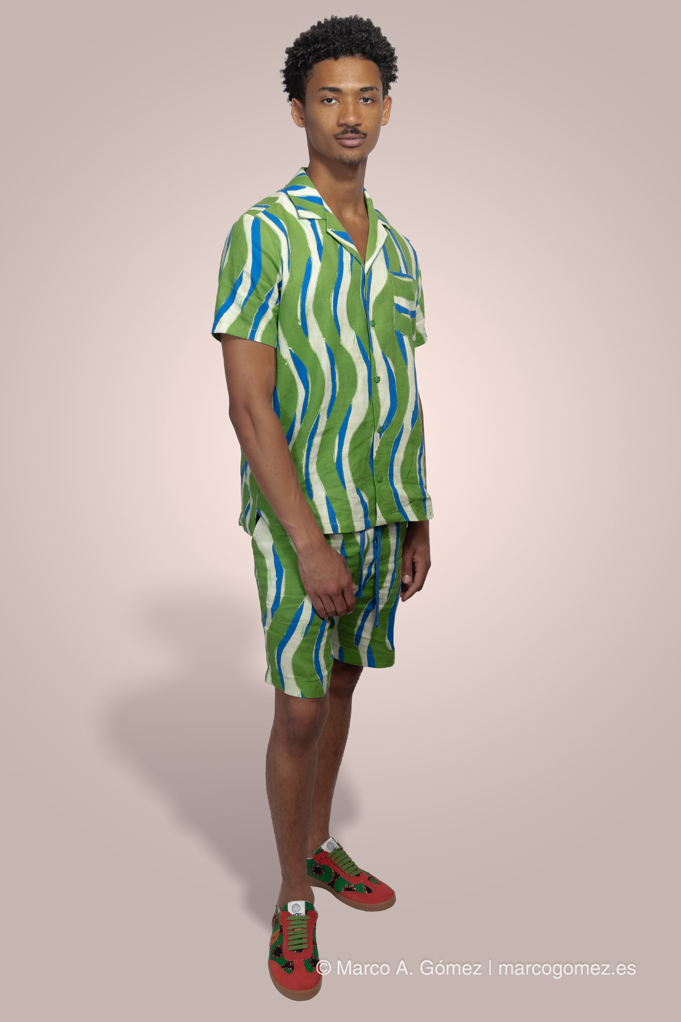Proyecto integral Modelo luciendo conjunto verde y azul con estampado textil tradicional para el proyecto Dakart.