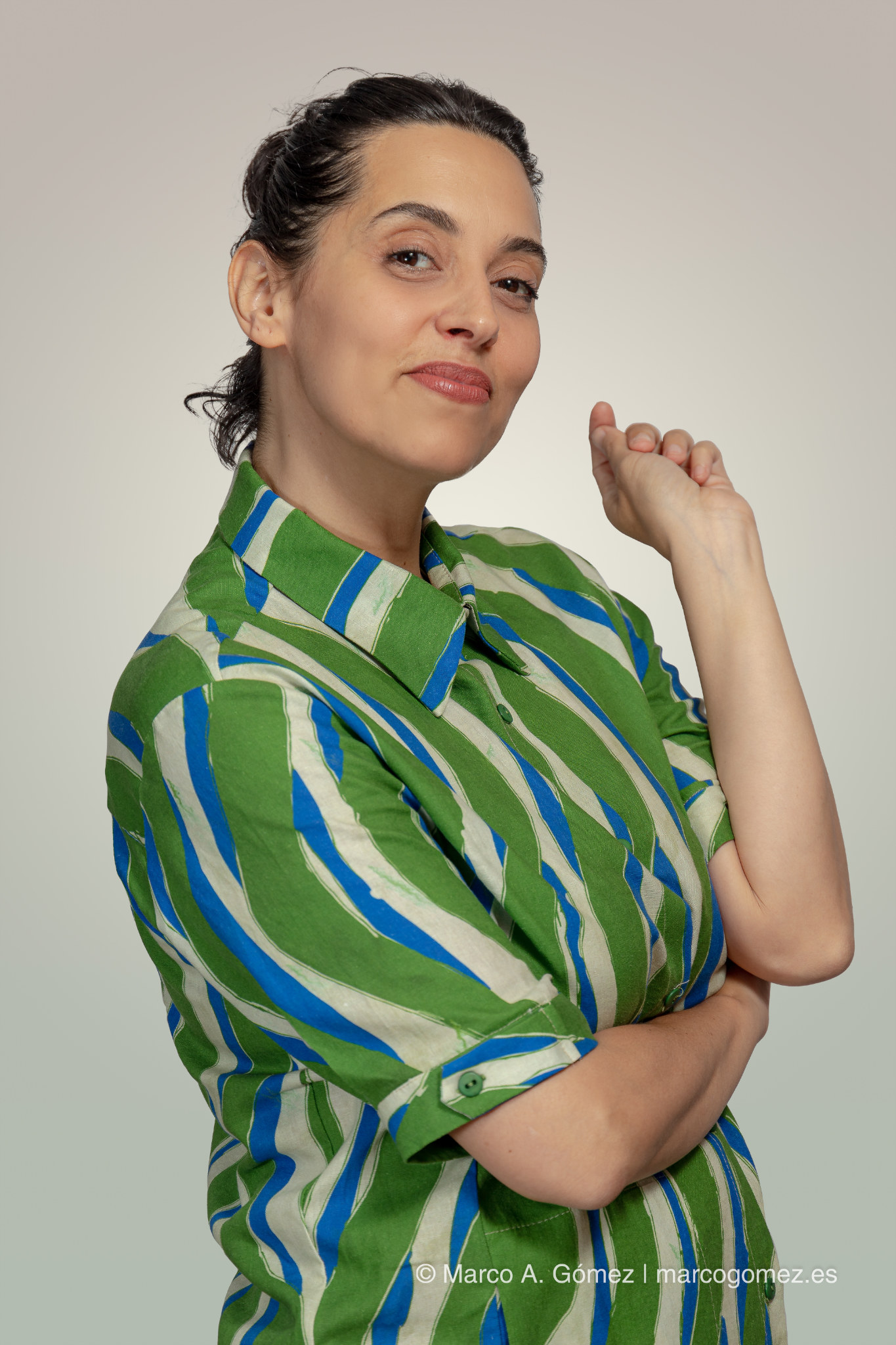 Proyecto integral Retrato de modelo con camisa verde de lino en la sesión fotográfica de la marca Dakart.