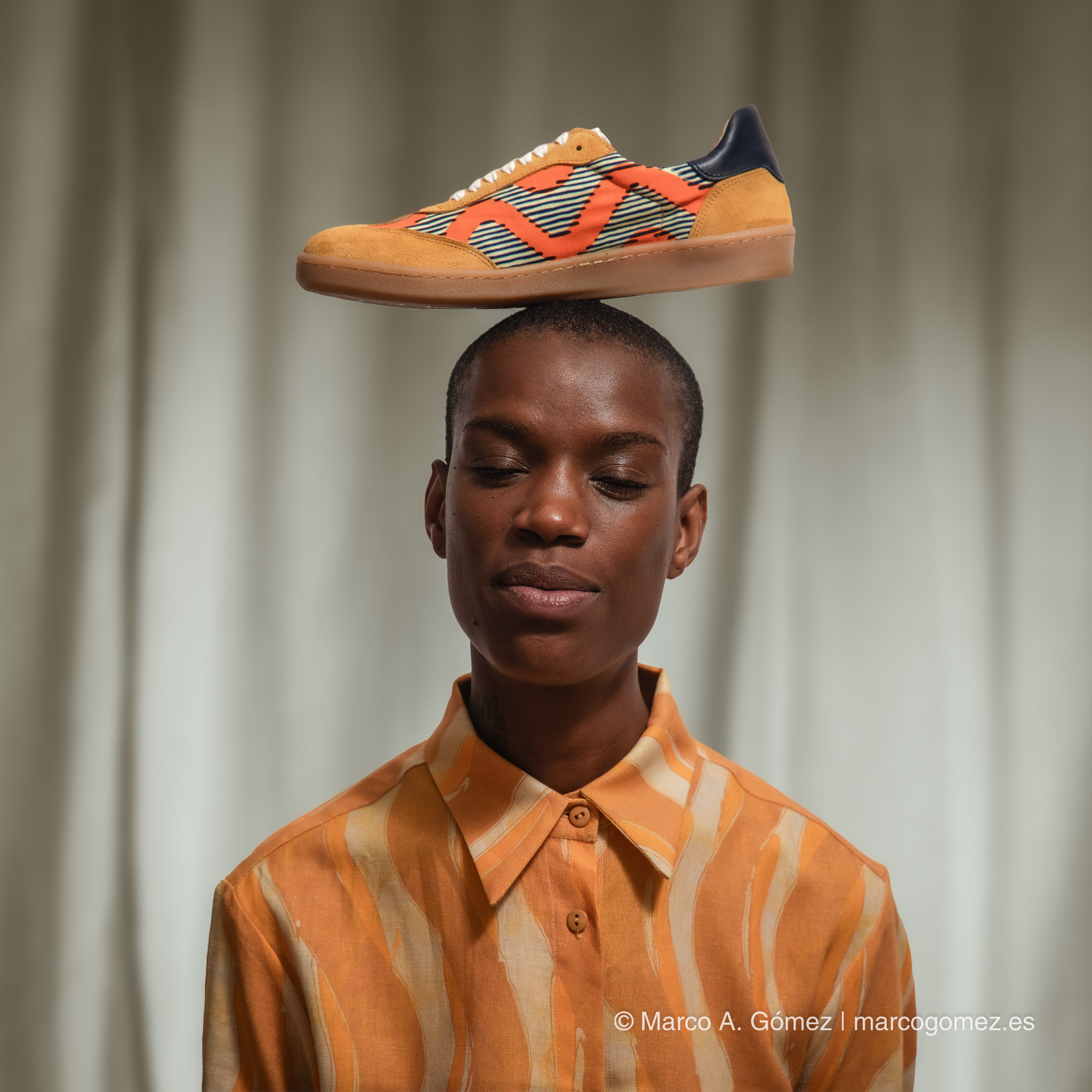 Proyecto integral Fotografía creativa de modelo con zapato equilibrado en la cabeza para la campaña conceptual de Dakart.