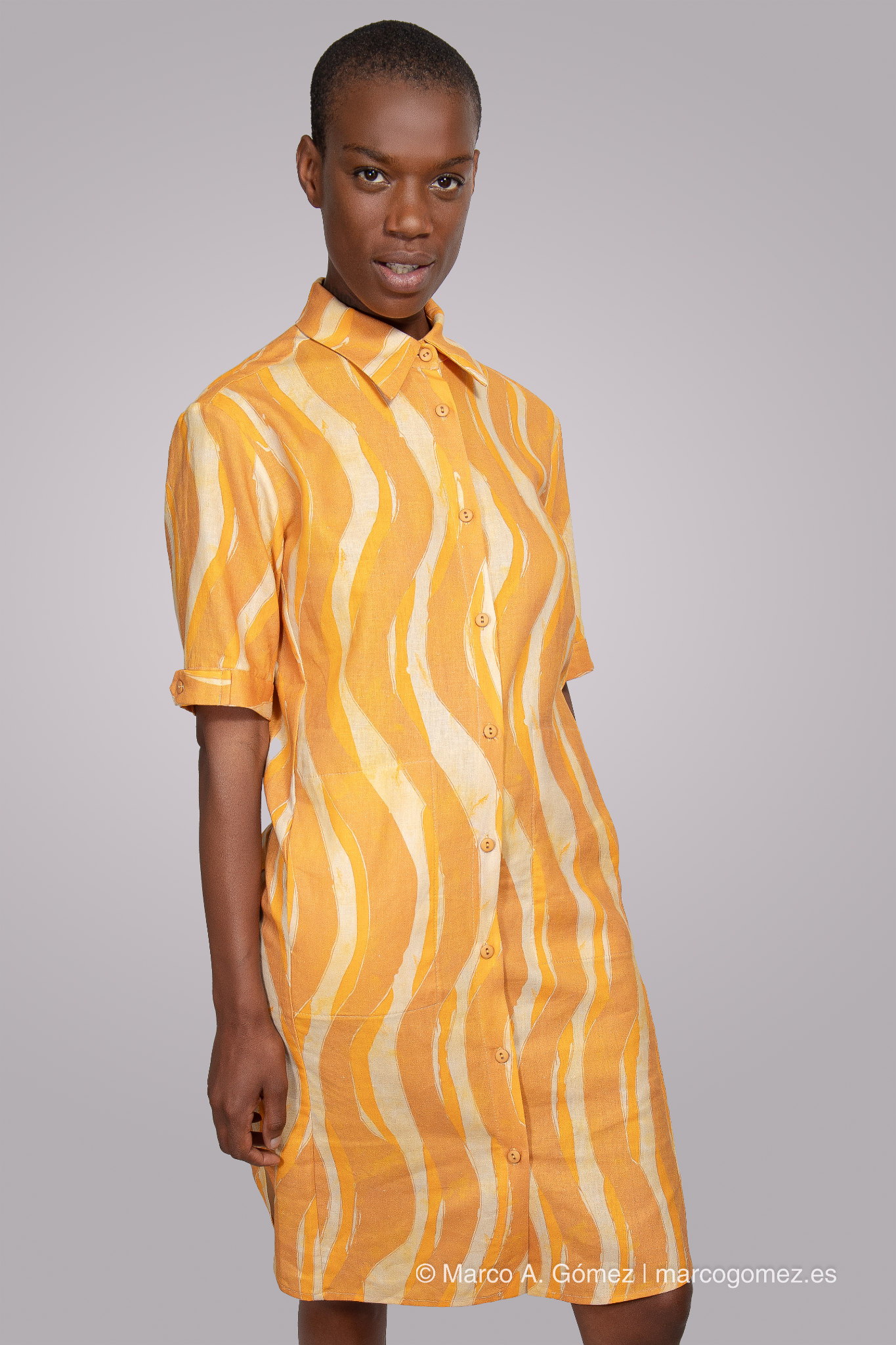 Proyecto integral Modelo con vestido de lino amarillo y blanco de corte clásico en estudio para la marca Dakart.