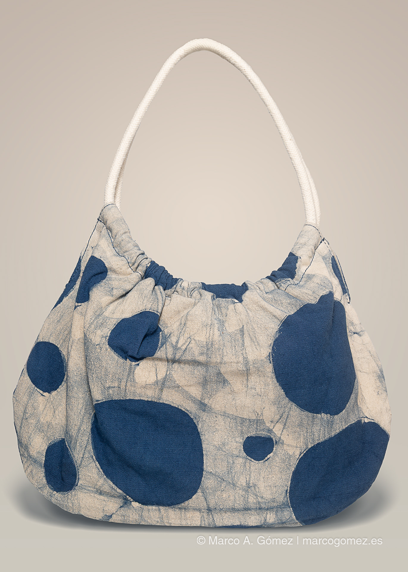 Proyecto integral Bolso de mano artesanal con estampado de lunares en tonos añil y beige de la colección de accesorios Dakart.