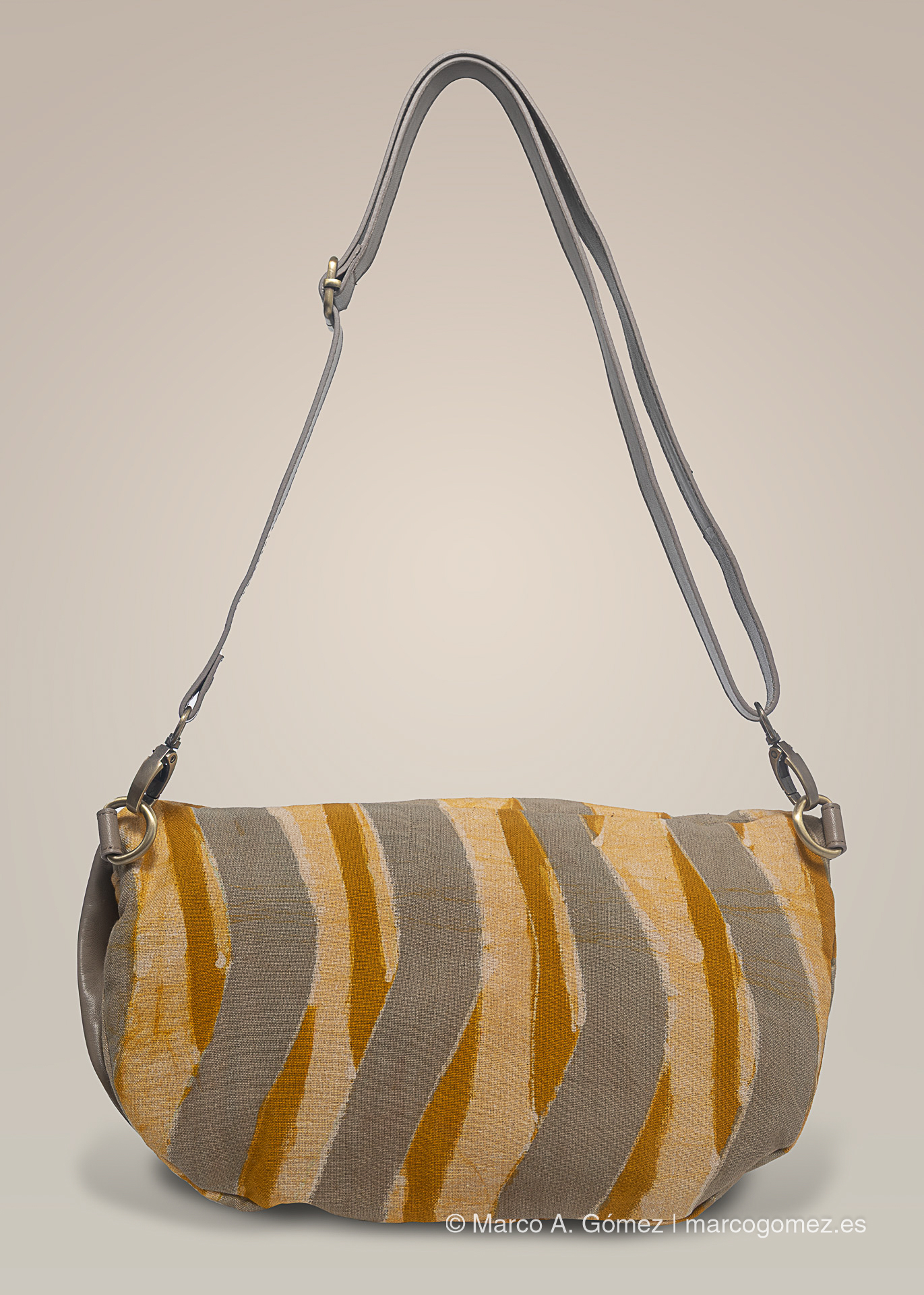 Proyecto integral Bolso bandolera alargado con patrón de rayas texturizadas en tonos mostaza y gris para el proyecto Dakart.