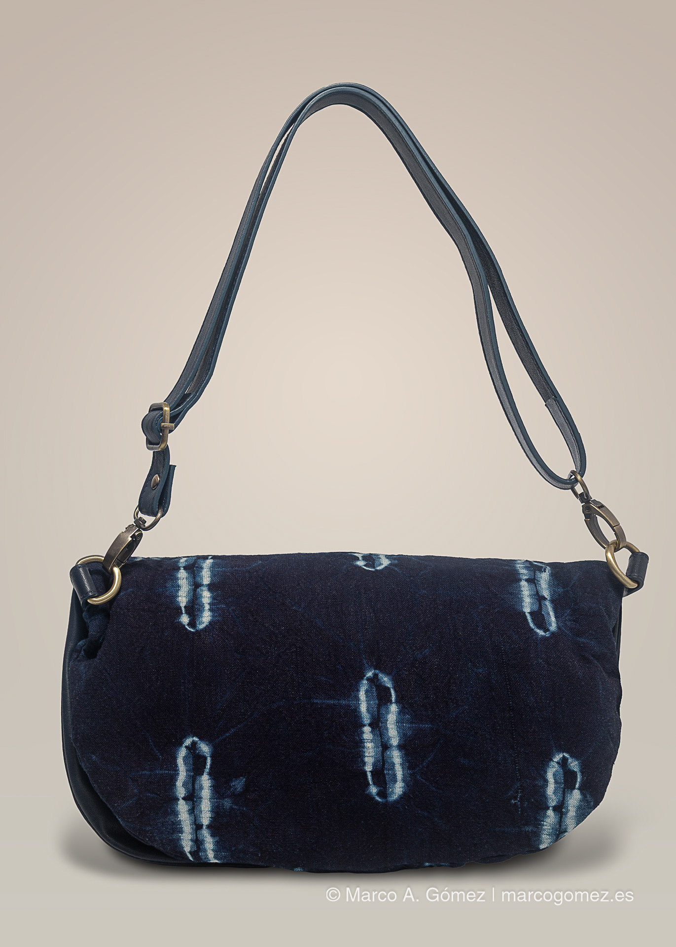 Proyecto integral Bolso bandolera de diseño tradicional en tela índigo con herrajes metálicos de la colección Dakart.