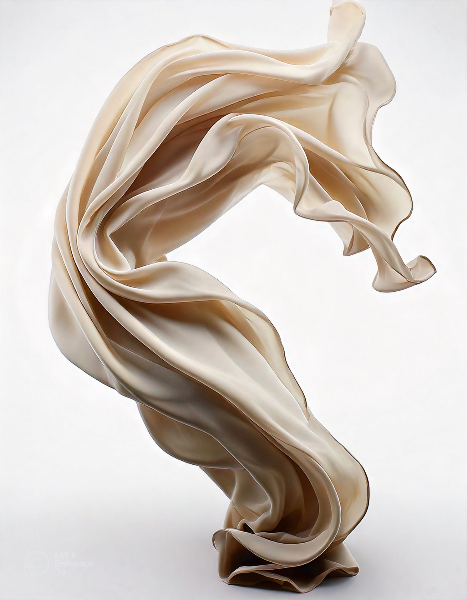Proyecto Dakart. Tela de seda beige flotando Tela de seda beige flotando y drapeándose de manera fluida y elegante sobre un fondo claro.